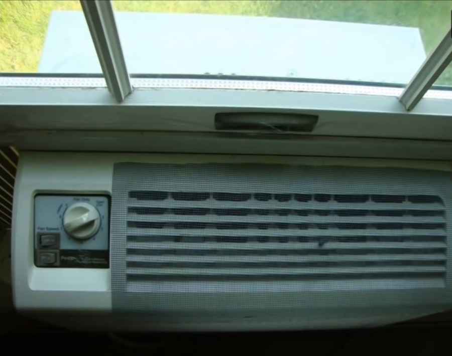 Does Ac Keep Roaches Away